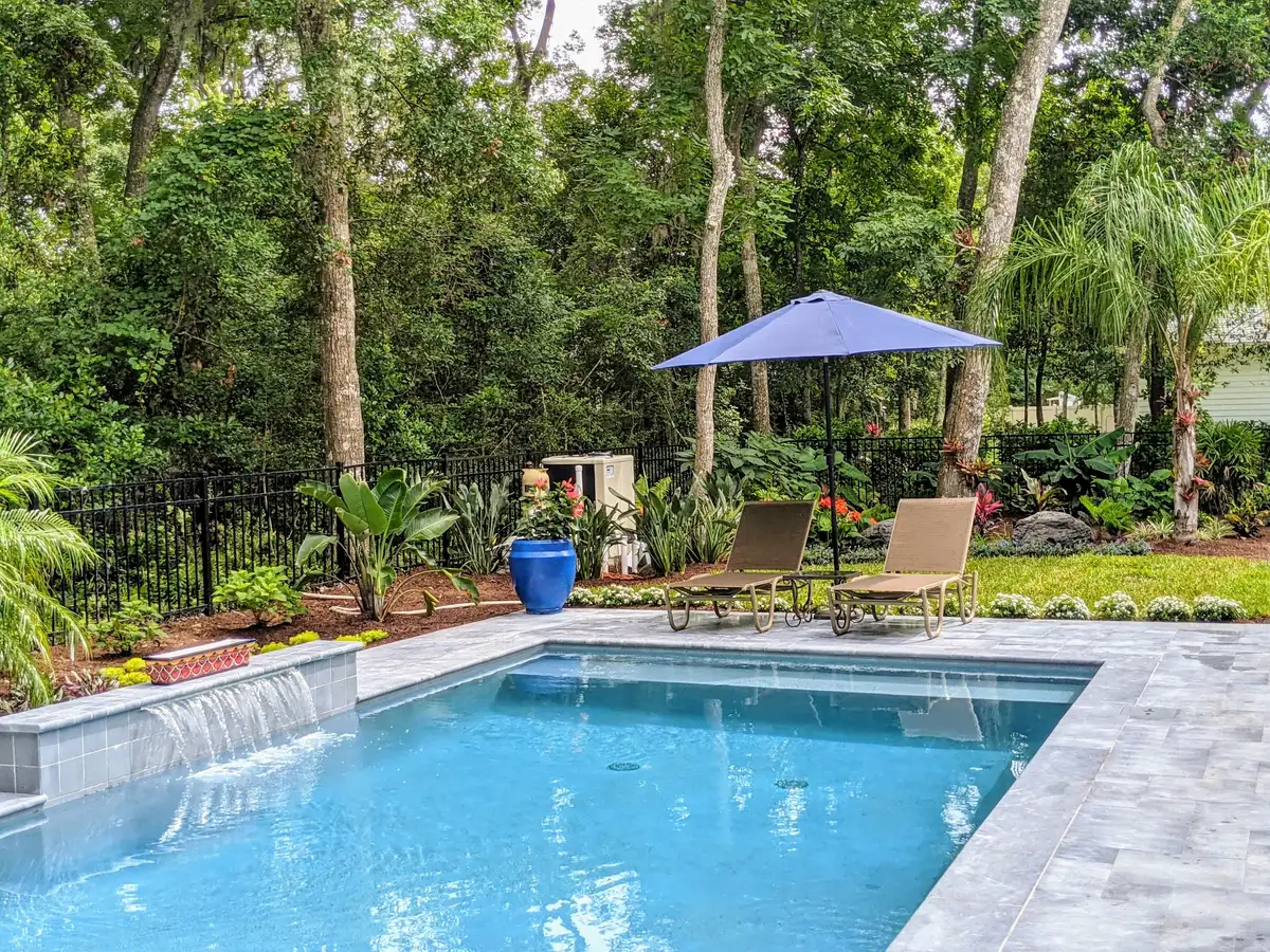 Flagstone patio with seat wall in Northeast Florida